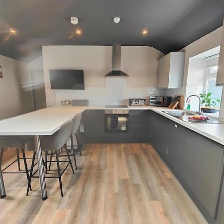 Sloane Modern 2 Bedroom Seafront Apartment ブラックプール エクステリア 写真
