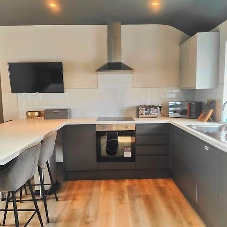 Sloane Modern 2 Bedroom Seafront Apartment ブラックプール エクステリア 写真