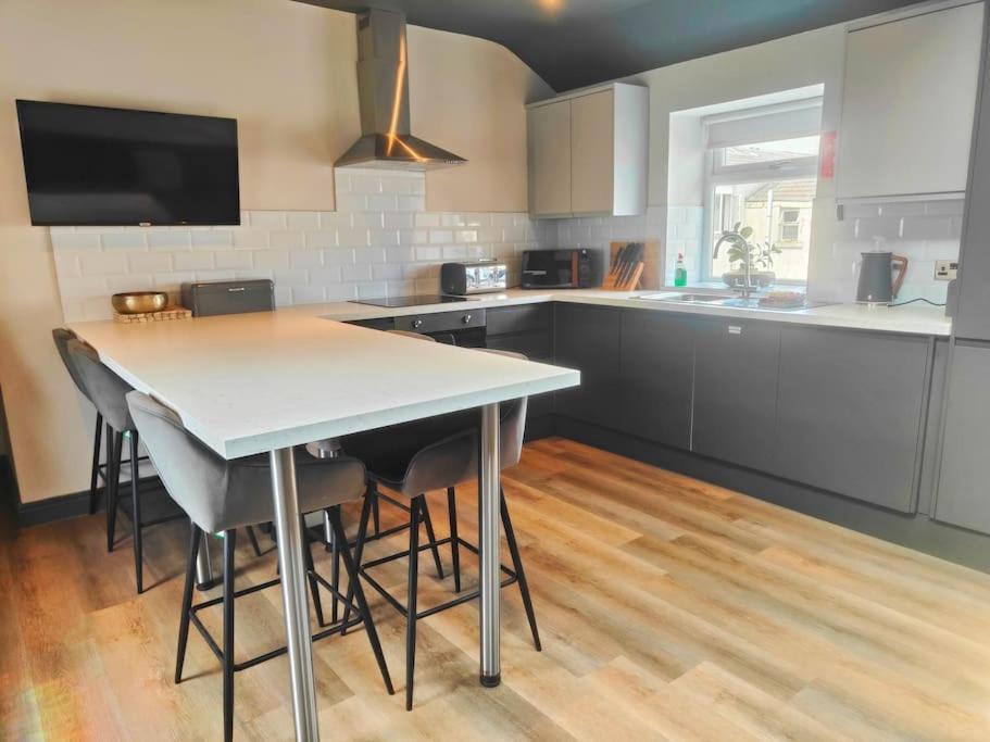 Sloane Modern 2 Bedroom Seafront Apartment ブラックプール エクステリア 写真