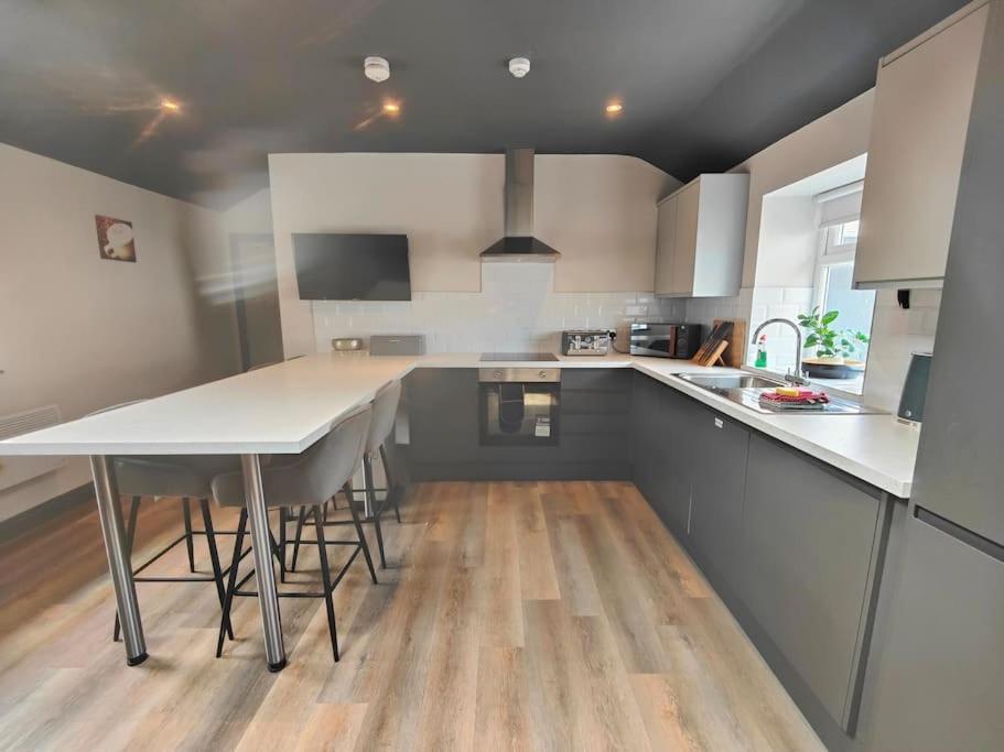 Sloane Modern 2 Bedroom Seafront Apartment ブラックプール エクステリア 写真