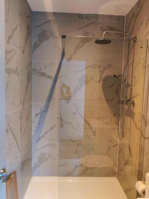 Sloane Modern 2 Bedroom Seafront Apartment ブラックプール エクステリア 写真