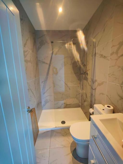 Sloane Modern 2 Bedroom Seafront Apartment ブラックプール エクステリア 写真