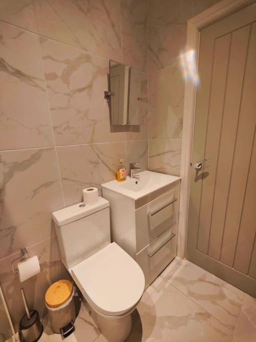 Sloane Modern 2 Bedroom Seafront Apartment ブラックプール エクステリア 写真