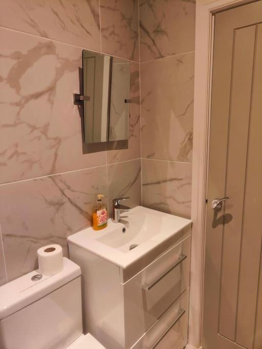 Sloane Modern 2 Bedroom Seafront Apartment ブラックプール エクステリア 写真