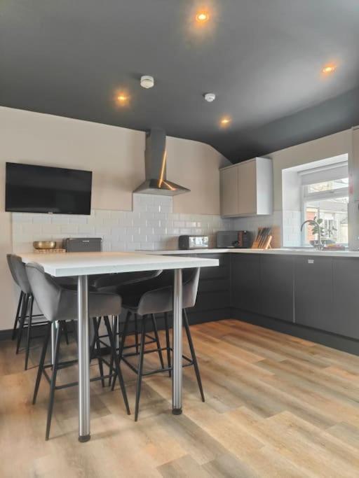 Sloane Modern 2 Bedroom Seafront Apartment ブラックプール エクステリア 写真