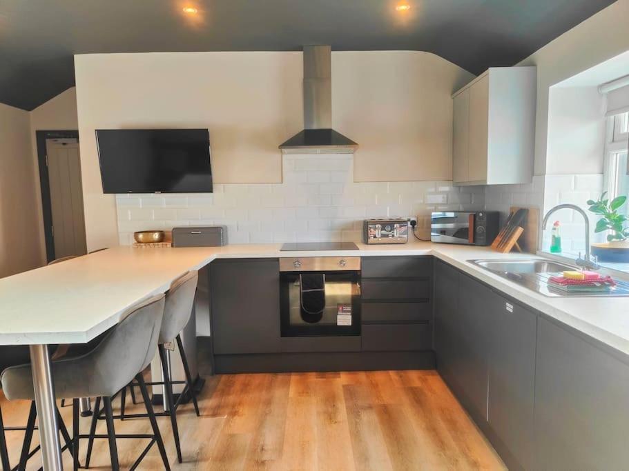 Sloane Modern 2 Bedroom Seafront Apartment ブラックプール エクステリア 写真